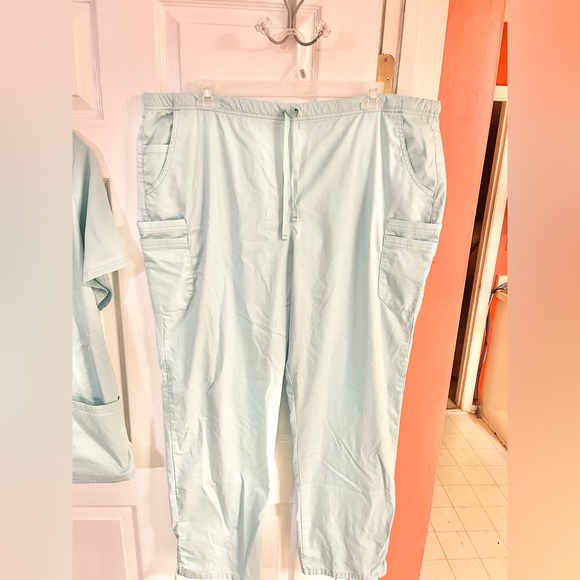 UA Butter-Soft Stretch Scrub Set - Picture 9 of 12